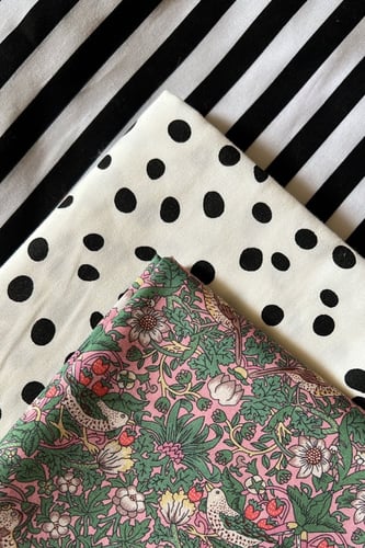 عباية باللون الأسود