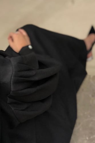 عباية باللون الأسود