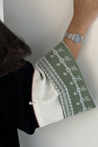 عباية باللون الأسود