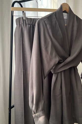 طقم من اربع قطع باللون الرمادي