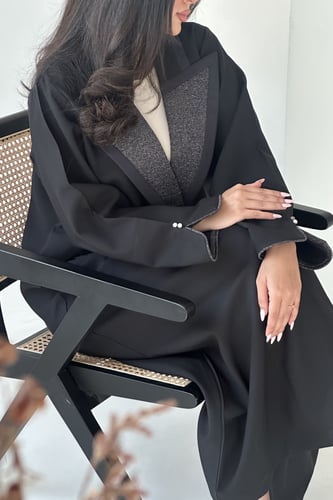 عباية باللون الأسود