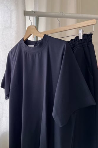 طقم باللون الكحلي