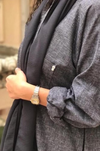 عباية باللون الرمادي