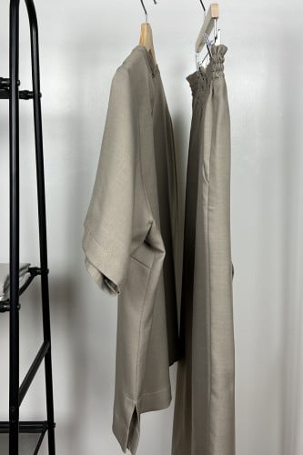 طقم من قطعتين بلوزة وبنطلون باللون البيج