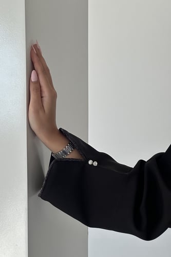 عباية باللون الأسود