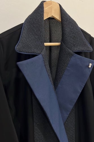 عباية باللون الأسود والكحلي