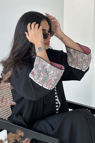 عباية باللون الأسود