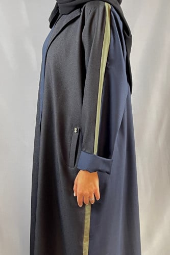عباية باللون الأسود والكحلي