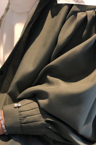 عباية باللون الزيتي