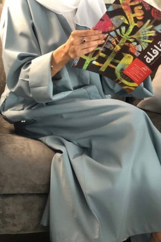 عباية باللون التركوازي