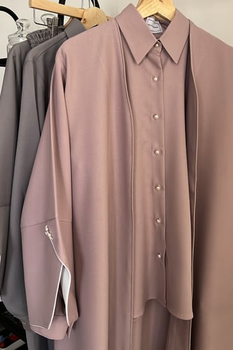 طقم من اربع قطع باللون الوردي الفاتح