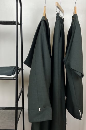 طقم باللون الأخضر الغامق