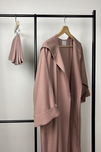 طقم باللون الوردي