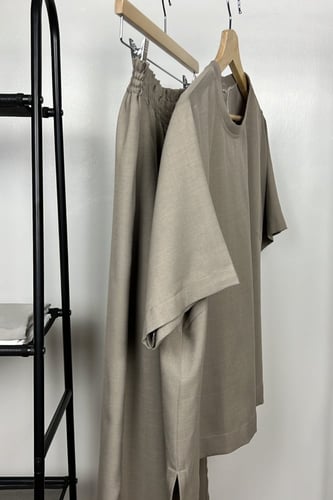 طقم باللون البيج