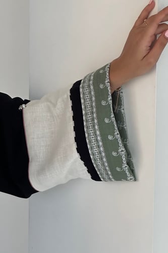 عباية باللون الأسود