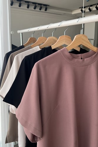 طقم من قطعتين بلوزة وبنطلون باللون الوردي