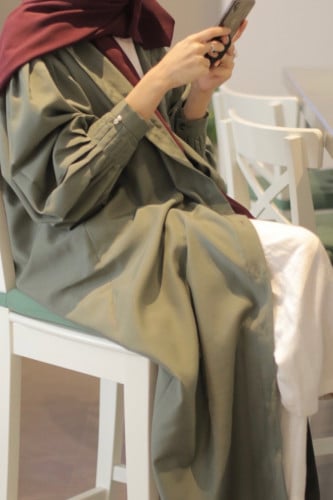 عباية باللون الزيتي