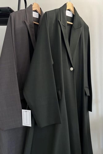 عباية بليزر بقصة نصف كلوش متوفرة بعدة ألوان