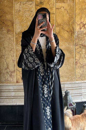 عباية باللون الأسود والأبيض بالنقوش الهندية