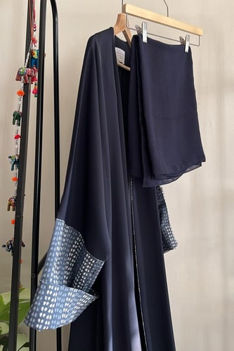 عباية باللون الكحلي