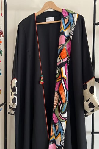 عباية سوداء بنقوش ملونة