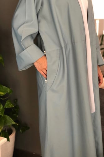 عباية باللون التركوازي