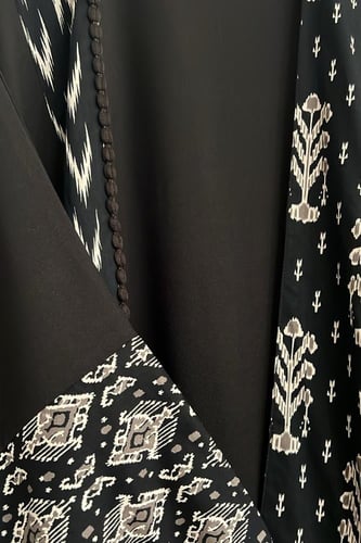 عباية باللون الأسود والأبيض بالنقوش الهندية