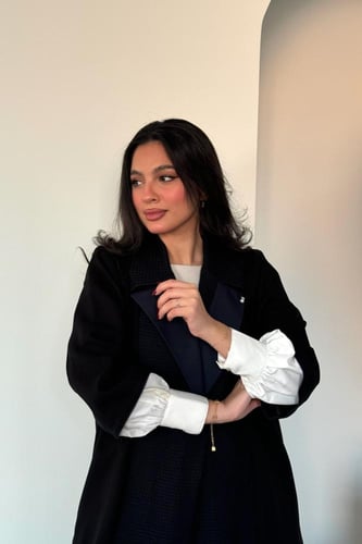 عباية باللون الأسود والكحلي