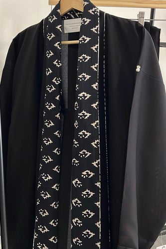 عباية باللون الأسود والأبيض