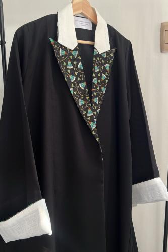 عباية باللون الأسود