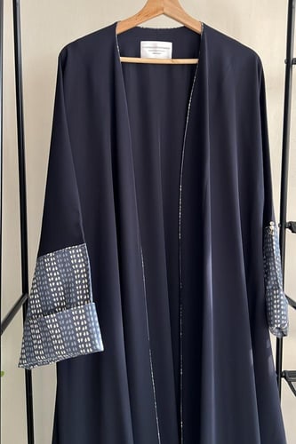 عباية باللون الكحلي