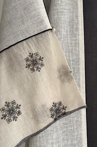 عباية لينن باللون الأبيض والرمادي