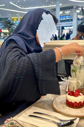 عباية خفيفة مبطنة باللون الكحلي