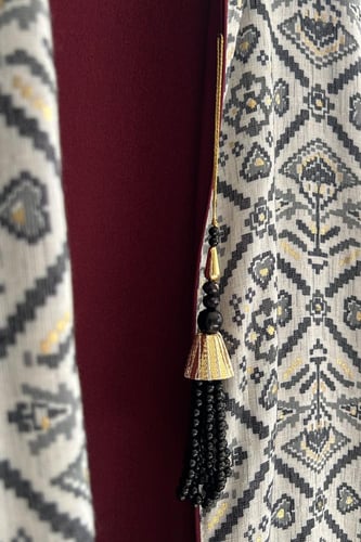 عباية باللون الأسود والعنابي