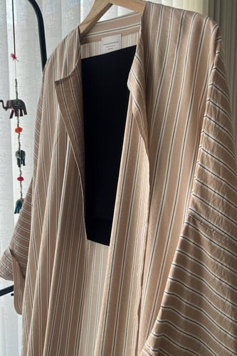 عباية متوفرة بلونين السماوي والبيج