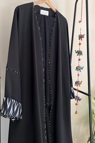 طقم من ثلاث قطع باللون الأسود