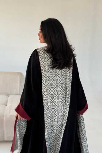 عباية باللون الأسود والعنابي