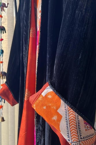 عباية من المخمل المكسر والتفته الهندي/ تفصيل يرجى...