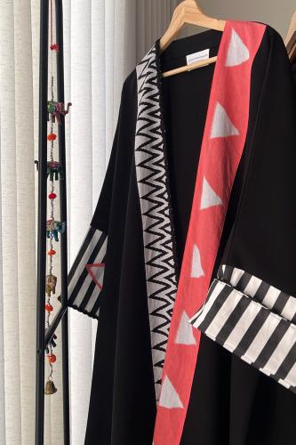 عباية سوداء بنقوش ملونة مقاس 56