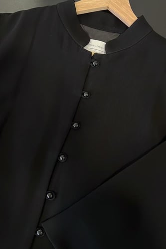 عباية بأزرار سوداء