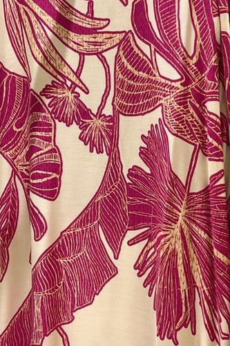 عباية باللون البيج والوردي