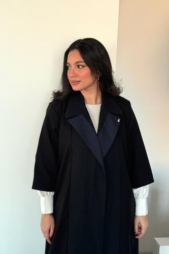 عباية باللون الأسود والكحلي