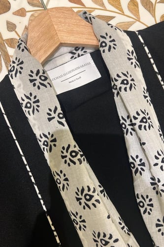 عباية باللون الأسود والأبيض