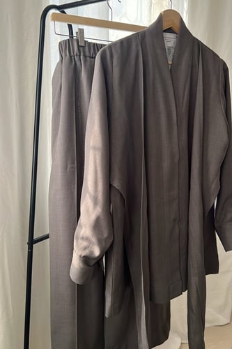 طقم من اربع قطع باللون الرمادي