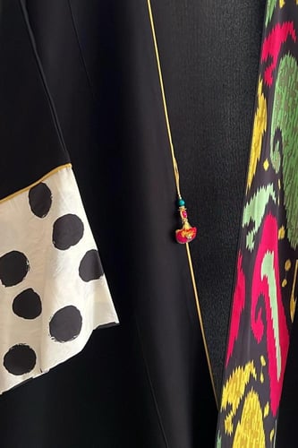 عباية بنقوش ملونة مقاس 53