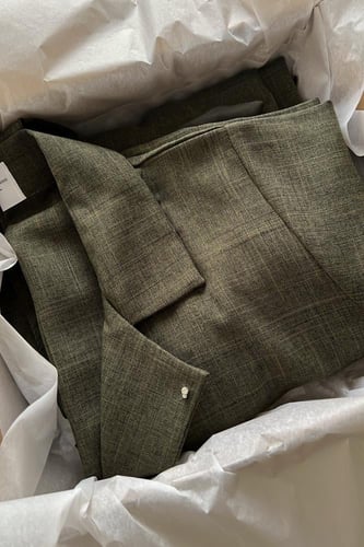 عباية باللون الزيتي