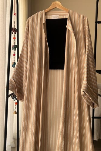 عباية متوفرة بلونين السماوي والبيج