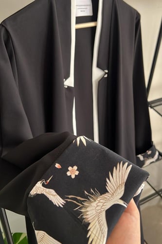 عباية باللون الأسود