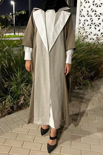 عباية باللون البيج والأبيض