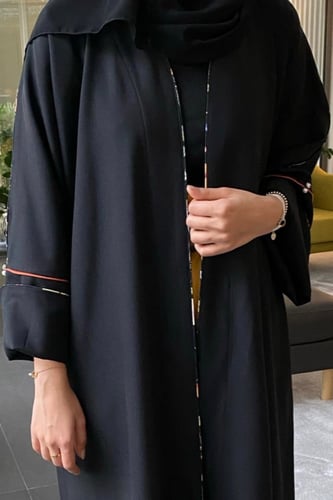 عباية باللون الأسود